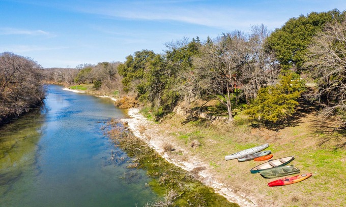 McGregor Cottage | Lazy River Cottage on the Middle Bosque River - kayaks and boats available.