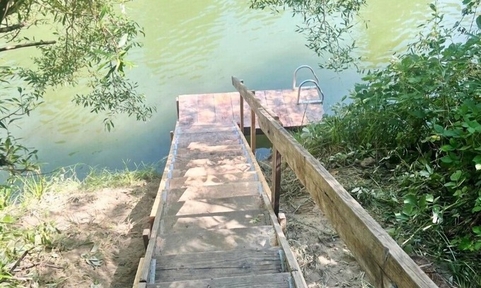 Guerneville Cabin | Lazy RiverLodge: Dock & Decks! FUN Family Cabin on River! GmRm/WiFi/HotTub!