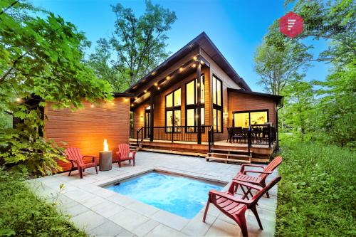 Pont-Rouge Ski Chalet | Le Céleste de Portneuf - Hot tub in the forest