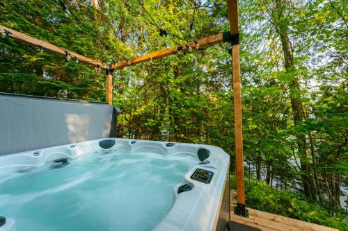St-Adolphe-d'Howard Ski Chalet | Le Chalet Bleu, spa au bord du lac