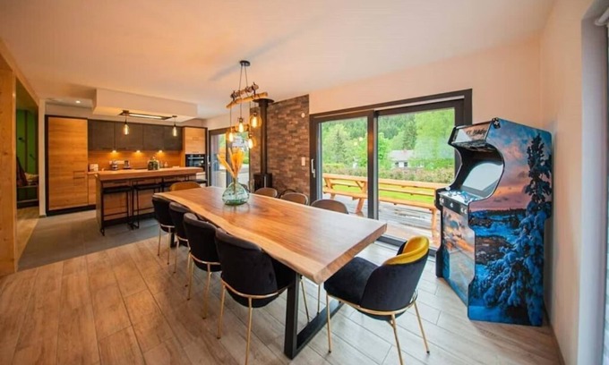 Xonrupt-Longemer Ski Chalet | Le Chalet de Maéva Jacuzzi and terrace