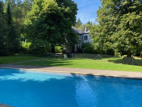 Lorcy House | Le Clos des Tilleuls - Gîte de Charme avec Piscine au Cœur de la Nature