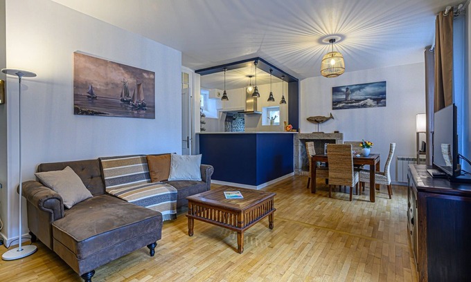 Auray Apartment | Le Coeur d'Auray - Magnifique Appartement avec parking privé!