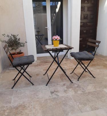 Eyguieres Apartment | Le gîte d'églantine