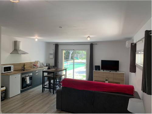 Saint-Mitre-les-Remparts Apartment | Le Grenadier