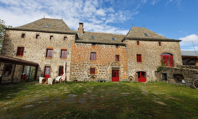 Oradour Apartment | Le manoir de la Chaumette Independent apartment with games room and swimming pool