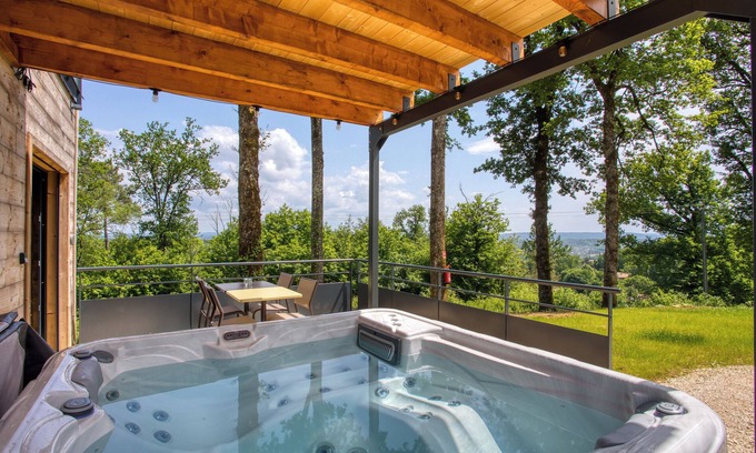 Sarlat-la-Caneda Cabin | Le Pech Eternel: Cabane SPA des Châtaigniers