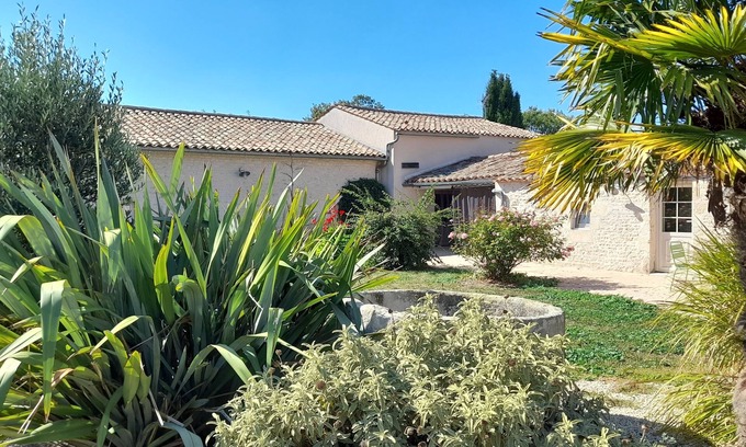 Saint-Pierre-d'Amilly House | Le Pigeonnier for groups, between La Rochelle and the Marais Poitevin