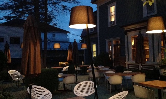 Sutton Hotel | Le Pleasant Hôtel & Café