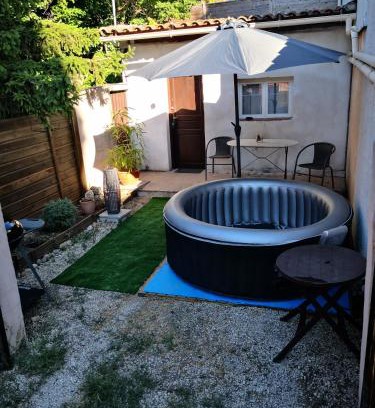 Saint-Mitre-les-Remparts Apartment | LE STUDIO REMCAM