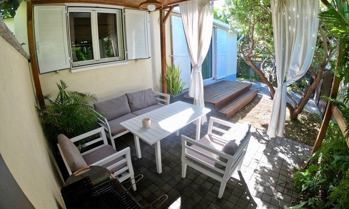 Etang Sale Les Bains House | Le Veloutier: Between sea, mountain and volcano