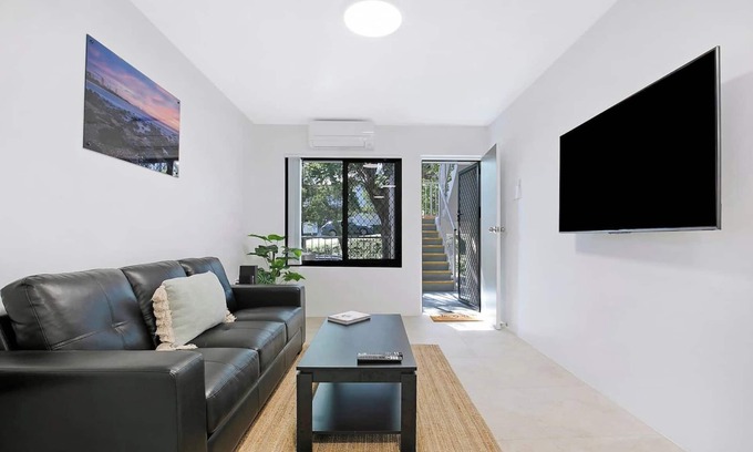 Red Hill Apartment | Leafy Hideout Quiet Comfort near Riverfront and CBD