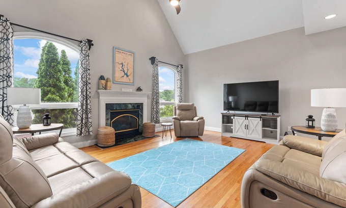 Southmont House | Leeloo's on the Lake – Gorgeous 4 BDR Sleeps 12 w/Private Pool, Pet Friendly!