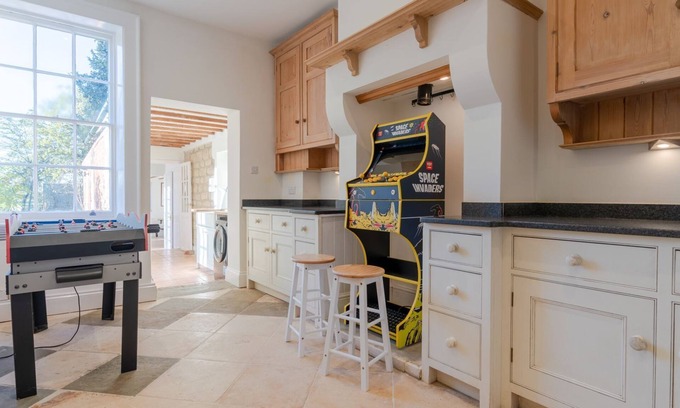 Stonehouse House | Leonard Stanley House, nr Stroud - sleeps 18 guests in 9 bedrooms