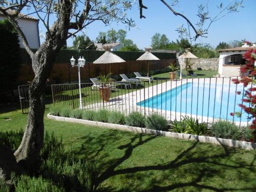 Aramon House | Les chambres d'hôtes d'Eloïse, piscine privée