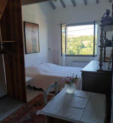 Eyne House | les deux clochers ,chambre d hotes
