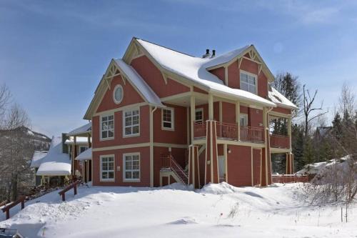 Tremblant-Les-Eaux Ski Chalet | Les Eaux Tremblant Classic Chalet Pool & Jacuzzi
