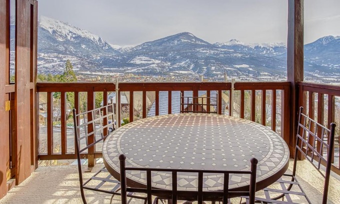 Embrun Apartment | Les Fauvettes - appartement vue imprenable sur montagne