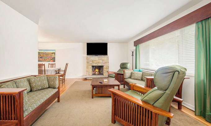 Harters Heights House | Less than 1 block to Notre Dame! Sleeps 14
