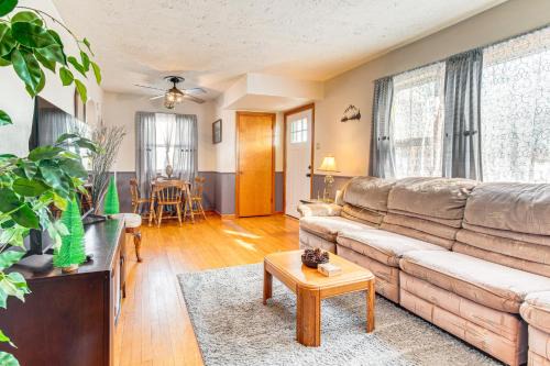 Lincoln House | Less Than 1 Mi to Route 66 Home with Large Yard!