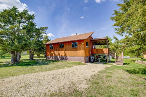 Fostoria House | Less Than 1 Mi to Tuttle Creek Lake Cabin with 2 Kayaks!