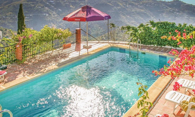 Corumbela House | Less than 10 minutes walk from Corumbela, the vacation home is located in the mountain slopes next t