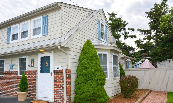 Bristol Apartment | less than a mile from RWU, walking distance to downtown historic Bristol