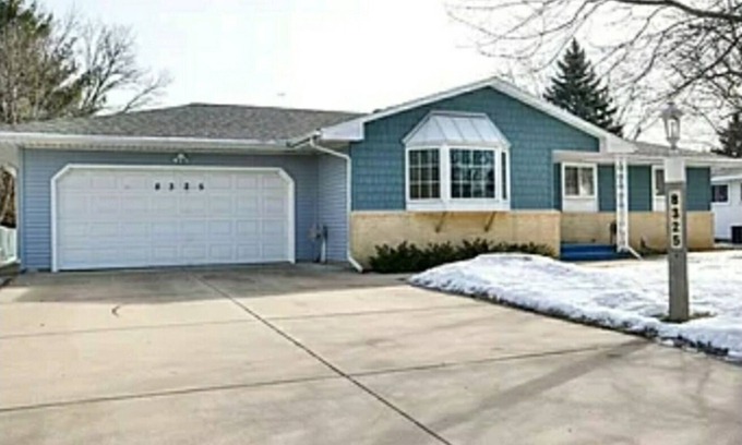 East Bloomington House | Less than a mile to MOA, Walmart