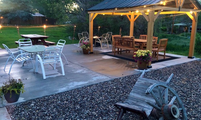 East Thermopolis House | ❤Let’s Go ! Top VRBO, A+ Stay, Pools One Minute, Amenity-Rich, Pets