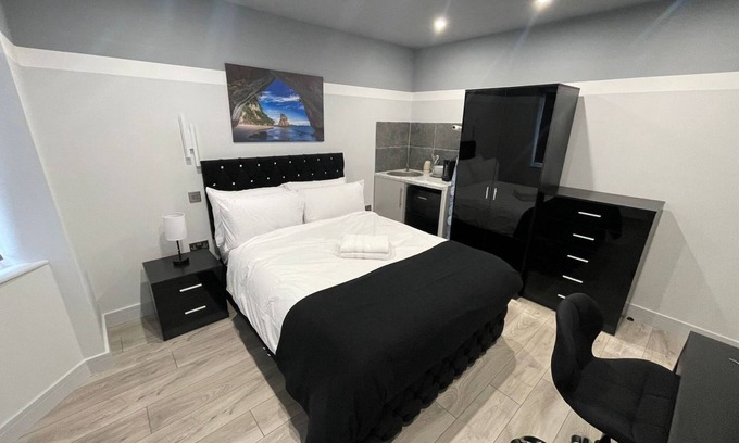 Pinkwell House | Letzi private en-suite, Near Heathrow Airport T3