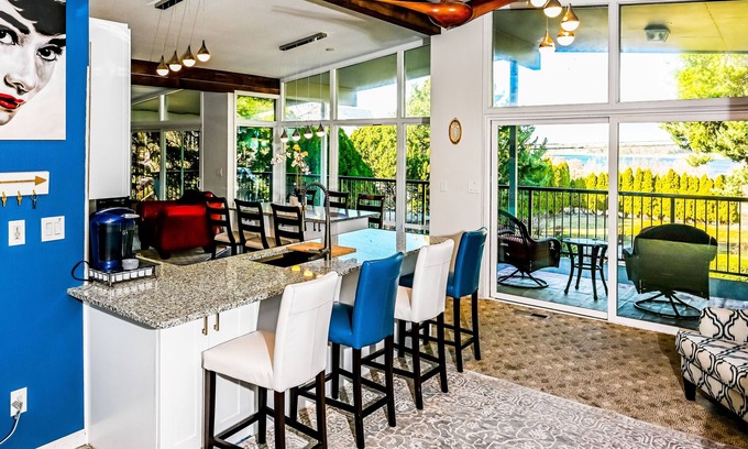 Tri-Cities House | Lg House w beautiful River View 2 stories, 5bd3bth