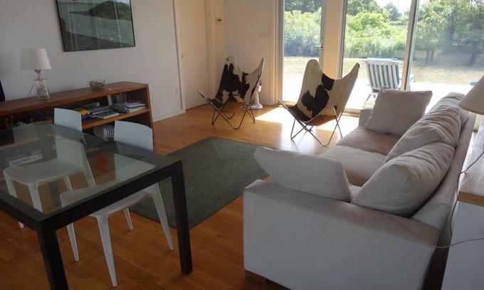 Chilmark House | Light and airy modern holiday cottage with access to private beach