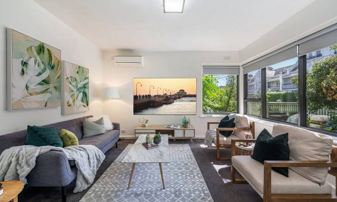St Kilda Apartment | Light and bright ground floor 2 bedroom apartment.