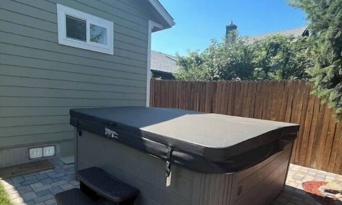 Redmond House | Light, bright & clean, studio guest suite with private entrance and hot tub!