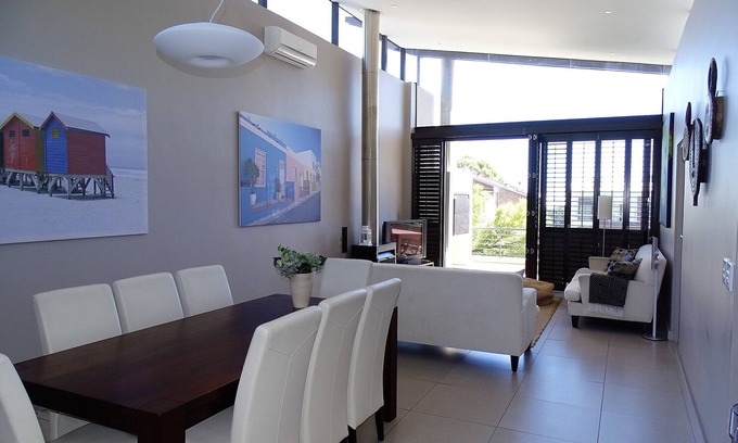 Scott Estate Apartment | Light&Bright top floor Apartment, a minute's walk to the beach!
