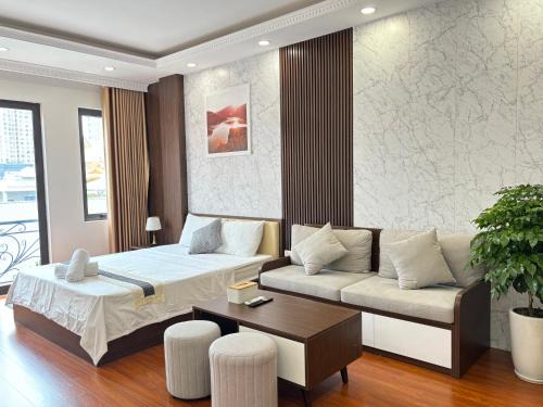 Tay Ho Apartment | Light filled Apartment-City view