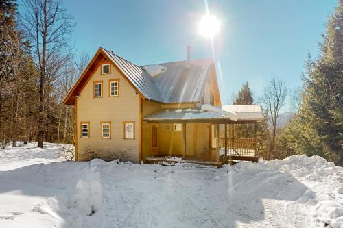 Moretown House | Light-filled Retreat in Mad River Valley