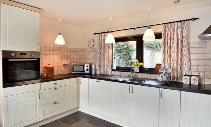 Inverness Cottage | LILAC COTTAGE, family friendly, with a garden in Munlochy