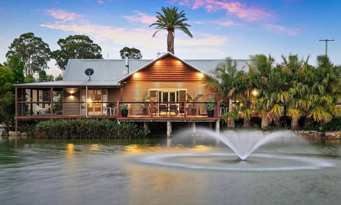 Keinbah House | Lilies Lakeside Spa Villa - 2 Bedroom - Escape in style to Lilies luxury retreat