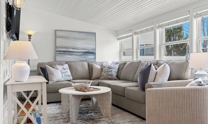 Lake Orion House | Lily of the Valley Cottage ~ Cozy Lake Orion Gem