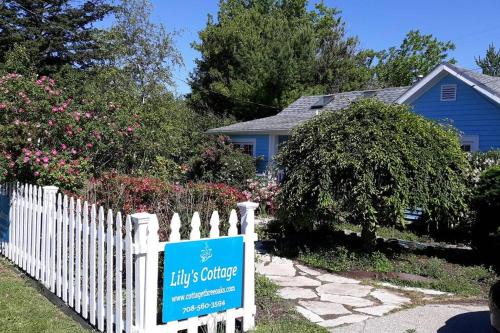 Three Oaks House | Lily’s Cottage, steps from Journeyman and Acorn!