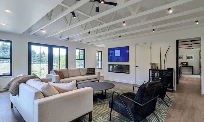 Newberg House | Lince House ~ In the Center of it All!