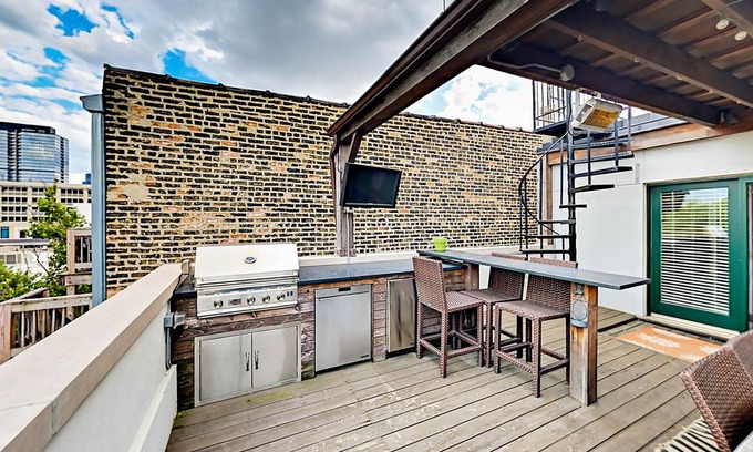 Ranch Triangle Apartment | Lincoln Park Tri-Level w/ Outdoor Living & Skyline View – Walk Everywhere!