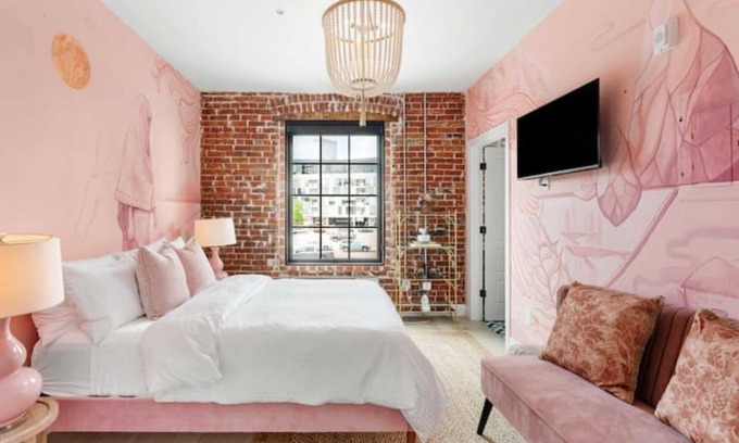Golden Triangle Apartment | Lindee Zimmer Art Suite 208