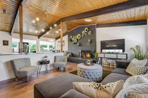 Central Colorado Springs House | Lion Lodge - Prime Spot Game Room Hot Tub Fire Pit