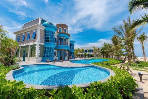 Phuoc Thuan Hotel | Liséa Wonderland Resort Deluxe Bedrooms by Private Beach