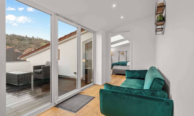 Hemsbach Apartment | LiT LiVING: Luxus |Box SprIng|Parking|Terrace|3 BR