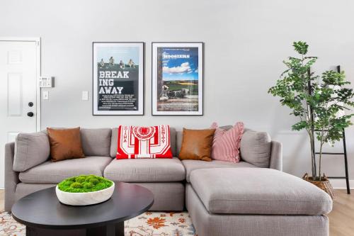 Bloomington Apartment | Little 5 Condo King Beds Ping-pong Garage