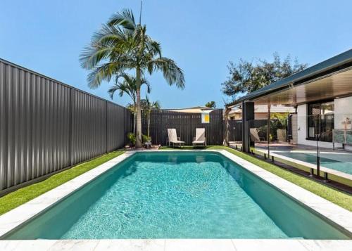 Pimpama House | Little Coastal Boho Home - Neverending Summer Fun near Themeparks & close to M1 exit