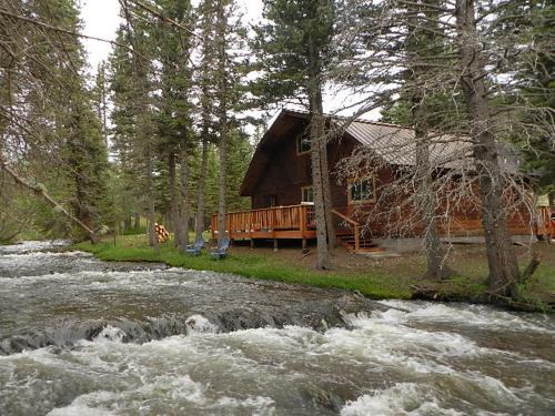 Red River House | Little Elk Horn on the River - Pet Friendly - WiFi - Washer - Dryer - Fireplace - Grill